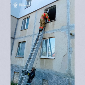 У Вінниці рятувальники допомогли 85-річній жінці, яка впала та не могла піднятися