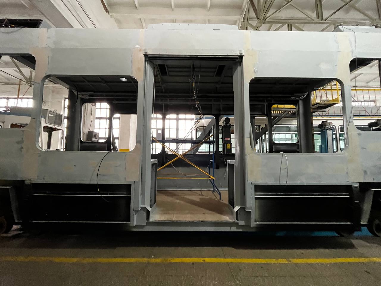 «Вінницький формат» низької підлоги: у депо збирають другий модернізований вагон Tram 2000