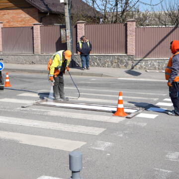 На вулицях Вінниці поновлюють дорожню розмітку