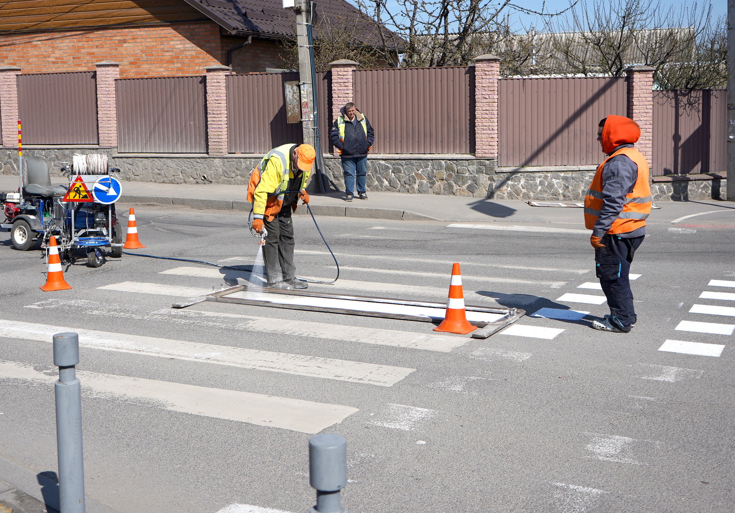 На вулицях Вінниці поновлюють дорожню розмітку