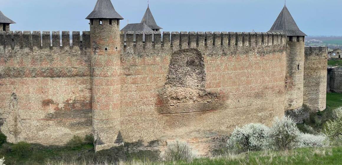 В Україні руйнується архітектурне диво: обвалилася частина стіни Хотинської фортеці