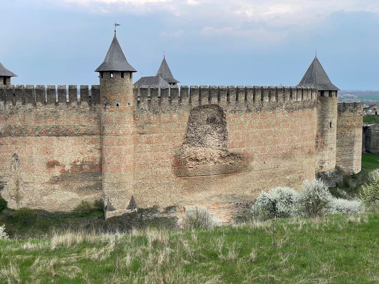 В Україні руйнується архітектурне диво: обвалилася частина стіни Хотинської фортеці