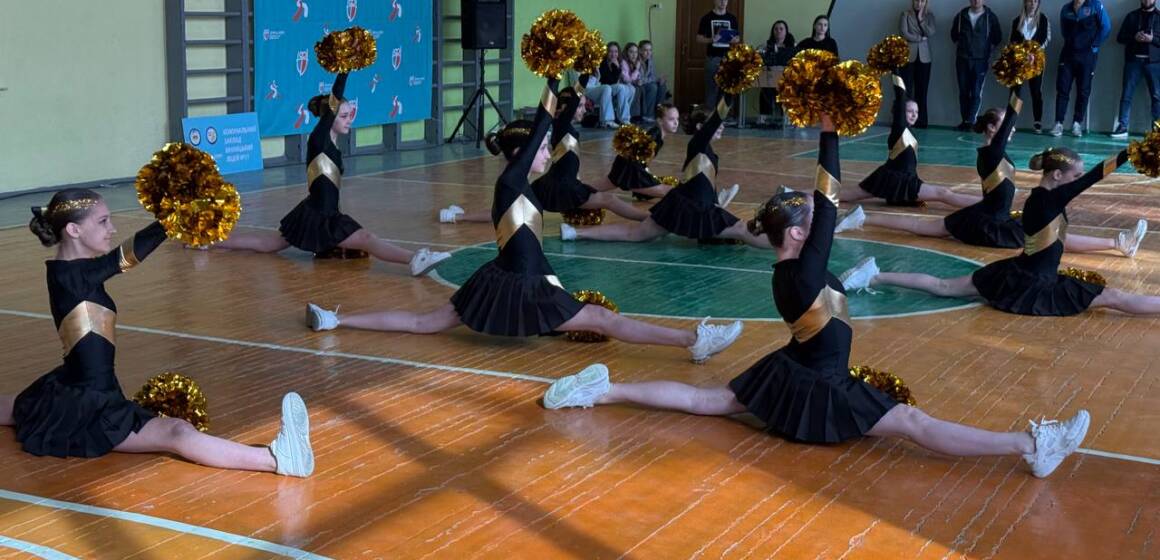 Черлідерки пліч-о-пліч (6) Драйв, акробатика та командний дух: у Вінниці обрали найкращих шкільних черлідерок