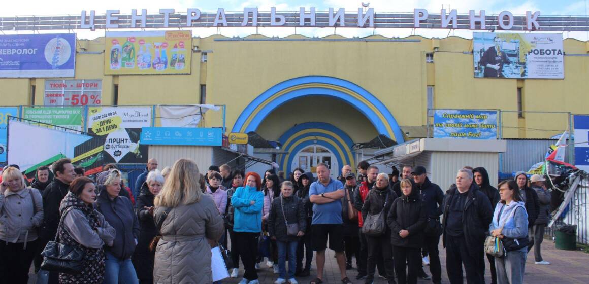 Суд повернув у комунальну власність парковку перед Центральним ринком