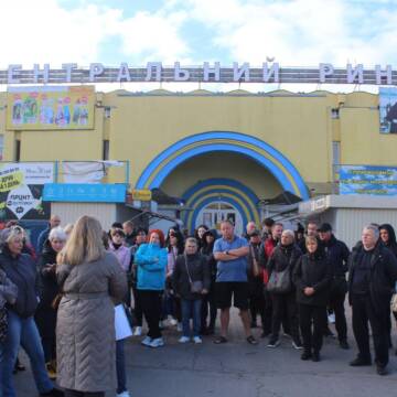 Суд повернув у комунальну власність парковку перед Центральним ринком