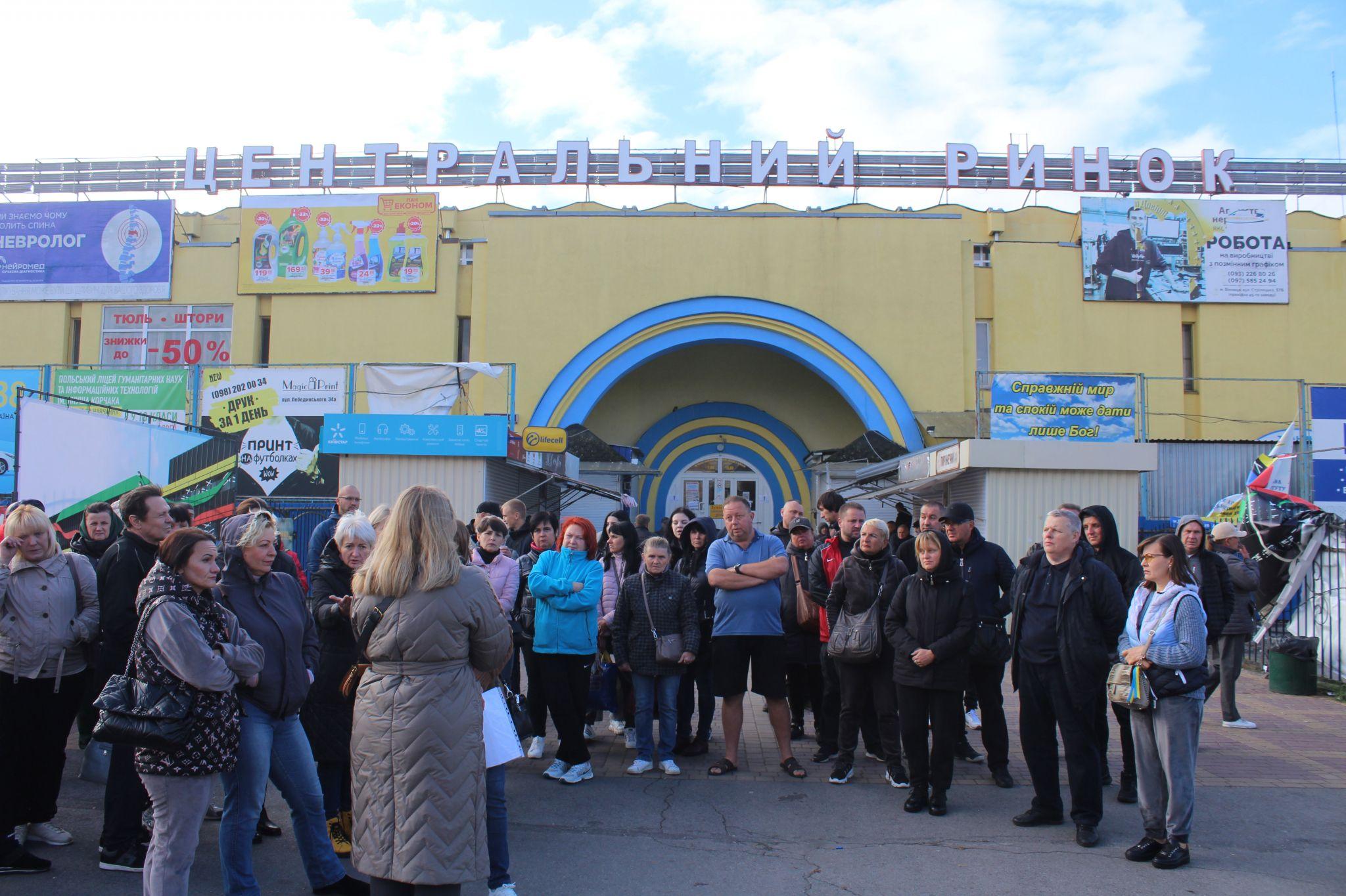 Суд повернув у комунальну власність парковку перед Центральним ринком