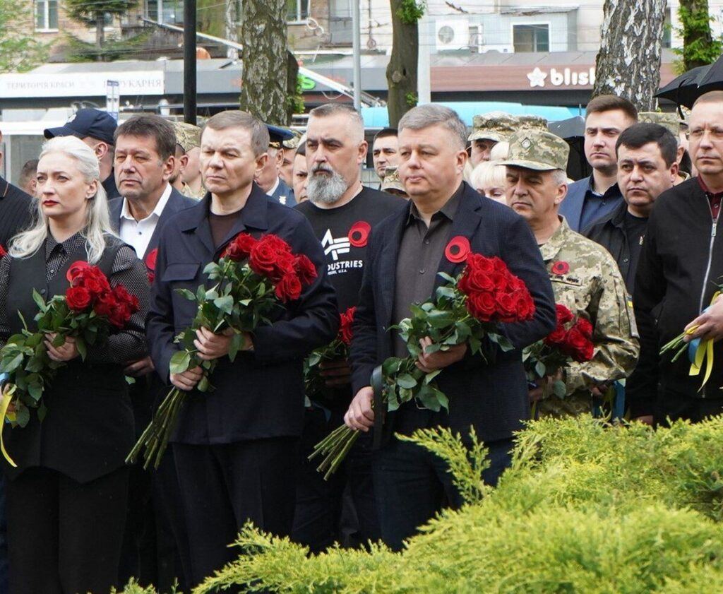 У Вінниці в День пам’яті та перемоги над нацизмом вшанували загиблих і поклали квіти до Меморіалу