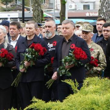 У Вінниці в День пам’яті та перемоги над нацизмом вшанували загиблих і поклали квіти до Меморіалу
