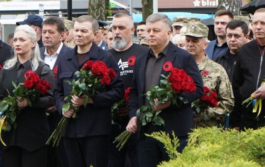 У Вінниці в День пам’яті та перемоги над нацизмом вшанували загиблих і поклали квіти до Меморіалу