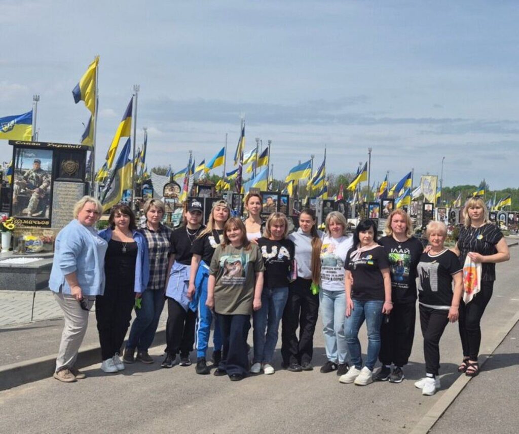 На Сабарівському кладовищі матері полеглих Героїв висадили алею сакур у пам’ять про своїх дітей