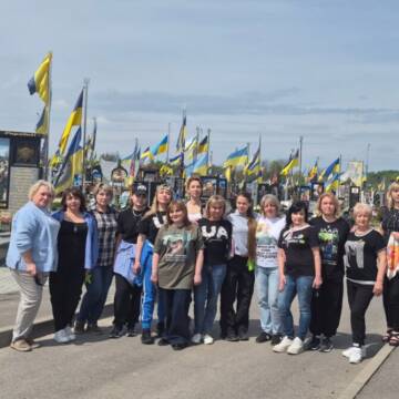 На Сабарівському кладовищі матері полеглих Героїв висадили алею сакур у пам’ять про своїх дітей
