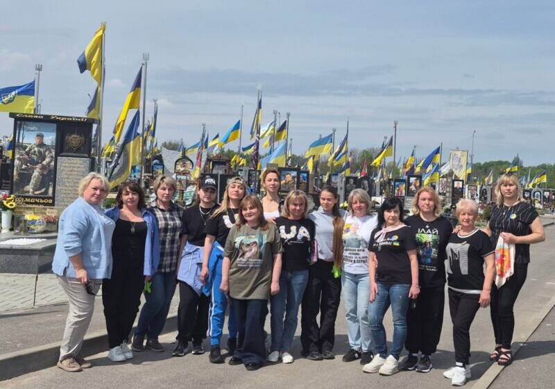 На Сабарівському кладовищі матері полеглих Героїв висадили алею сакур у пам’ять про своїх дітей