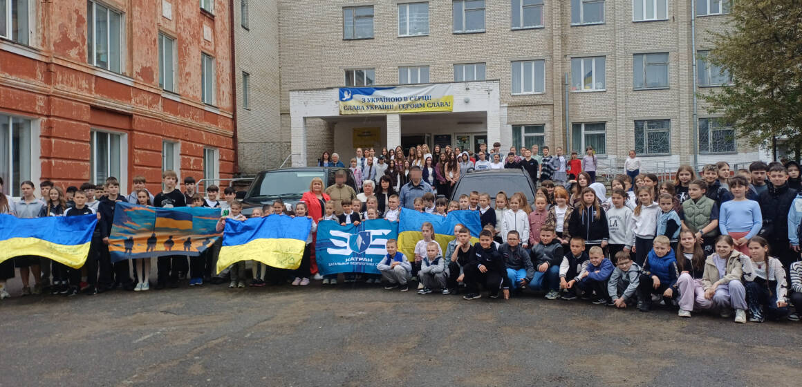 Ліцей №22 передав на фронт два позашляховики та захисне спорядження