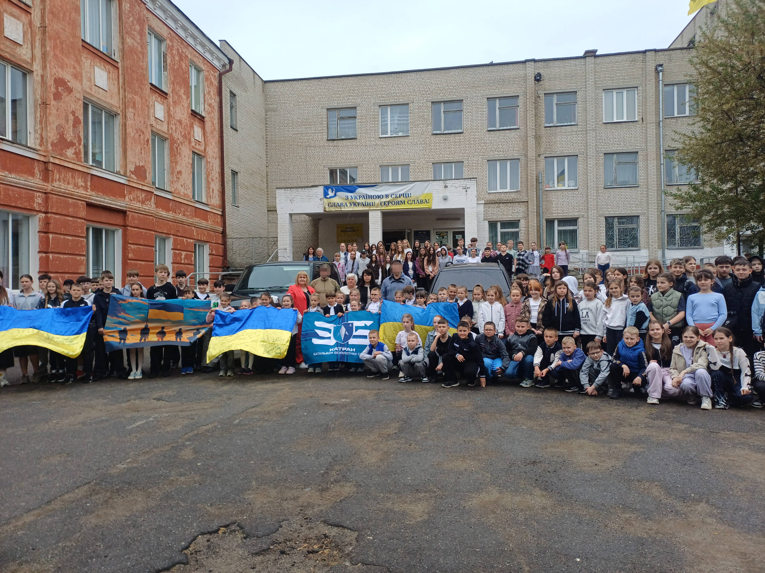 Ліцей №22 передав на фронт два позашляховики та захисне спорядження