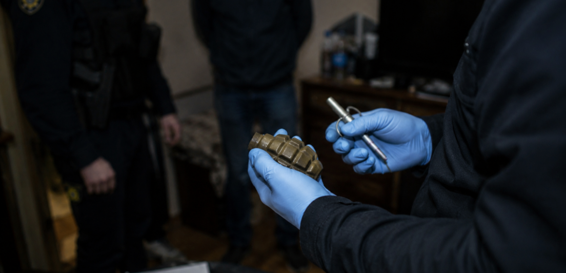 Погрожував дружині гранатою