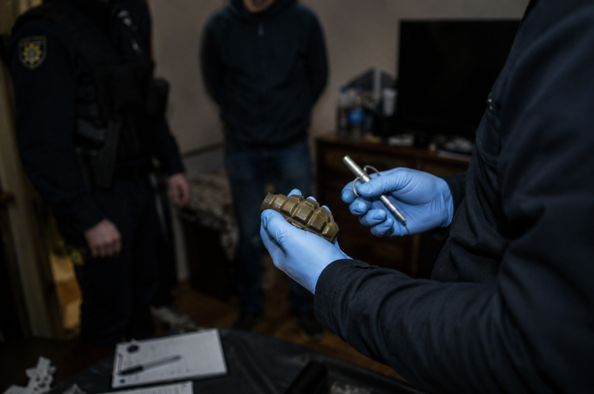 Погрожував дружині гранатою
