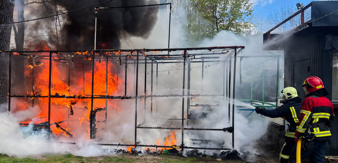 Бабуся з Калинівки налякала весь під’їзд спробою спалити непотрібні речі у ванній кімнаті