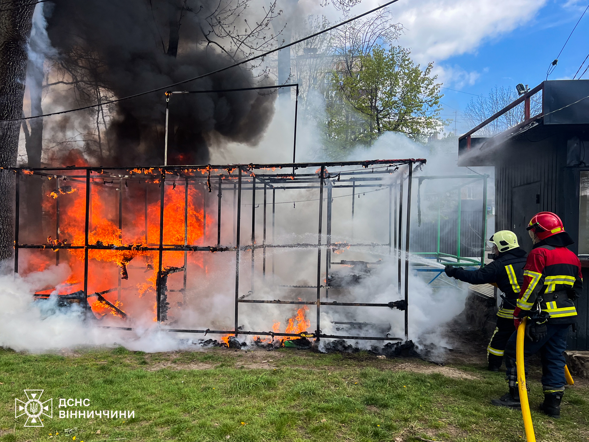 Бабуся з Калинівки налякала весь під’їзд спробою спалити непотрібні речі у ванній кімнаті
