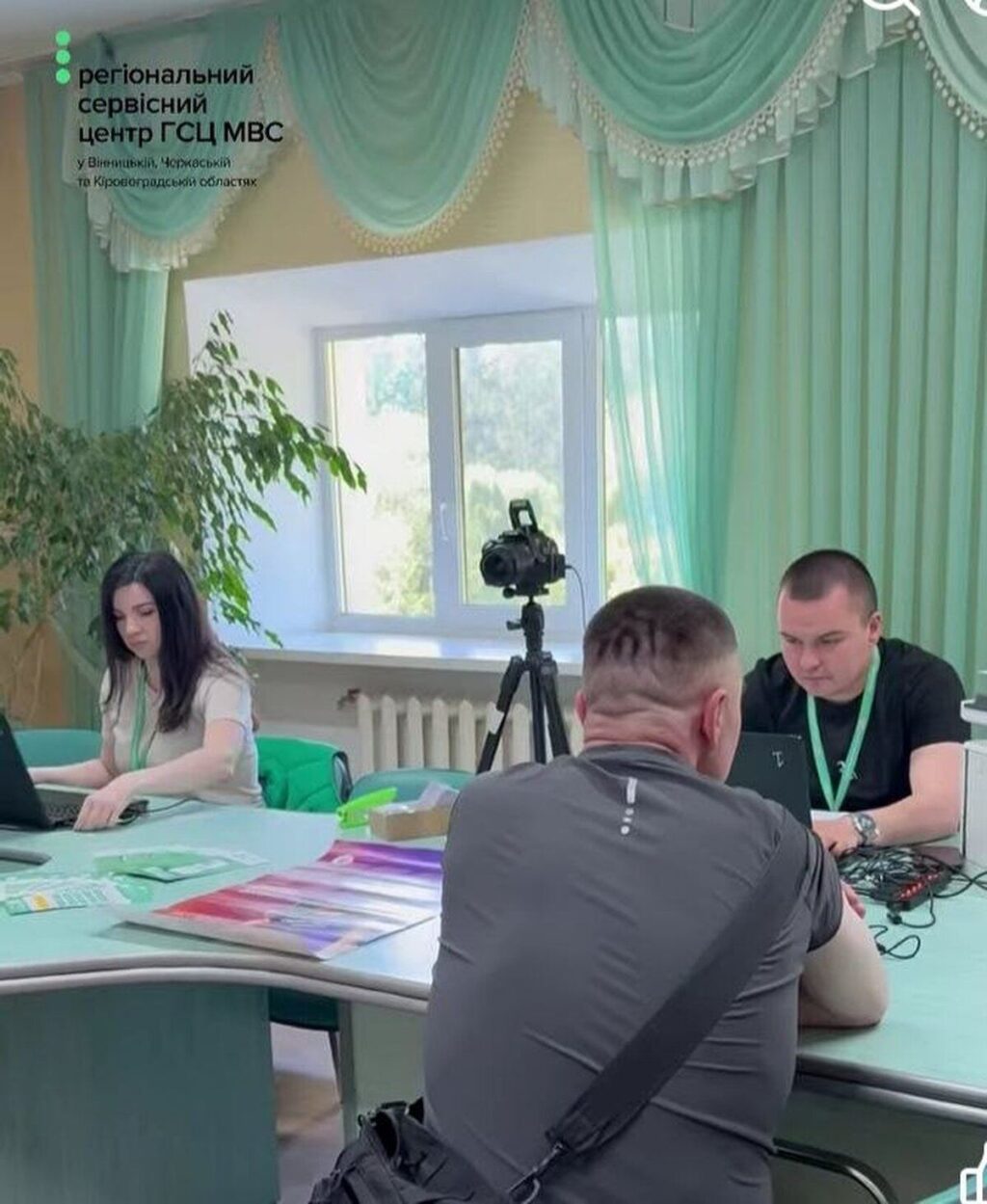 Звільненим із полону захисникам Маріуполя відновили водійські документи на Вінниччині