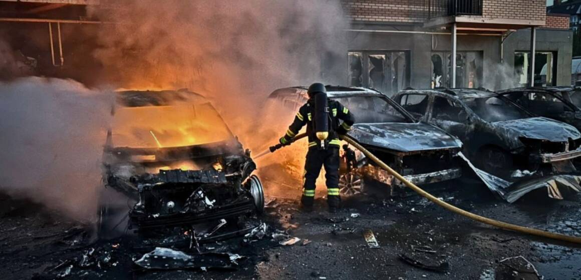Масована атака на Україну: у Києві триває рятувальна операція на місці влучання у багатоповерхівку