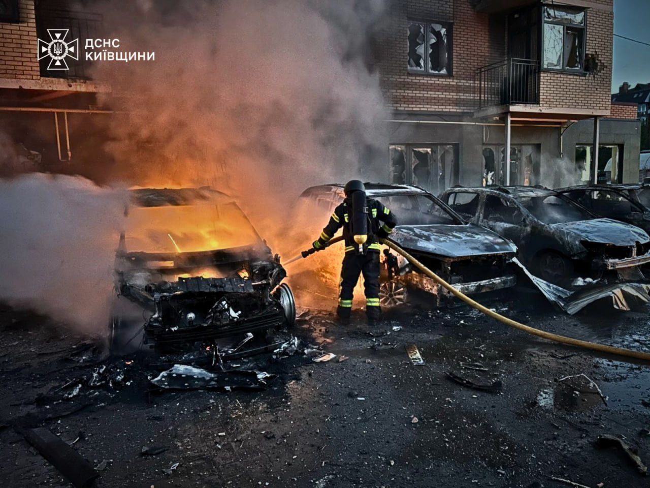 5199585308482148059 Масована атака на Україну: у Києві триває рятувальна операція на місці влучання у багатоповерхівку