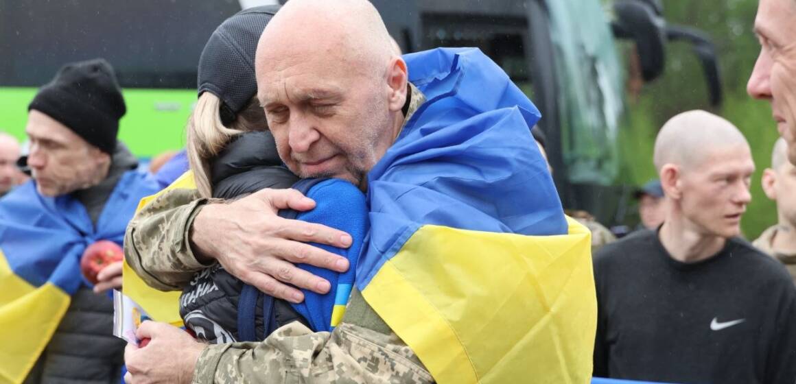 Обмін «1000 на 1000»: перші 205 українських захисників повернулися з російського полону