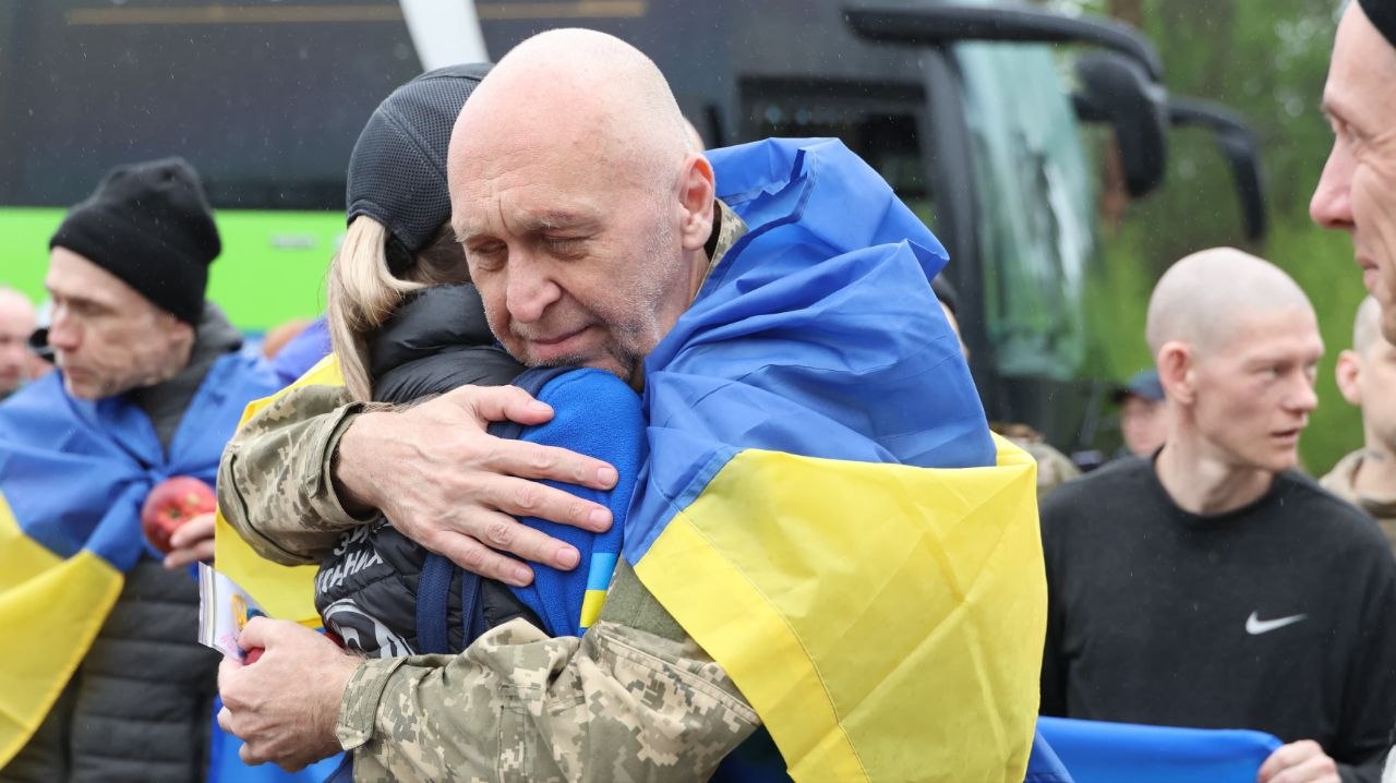Обмін «1000 на 1000»: перші 205 українських захисників повернулися з російського полону