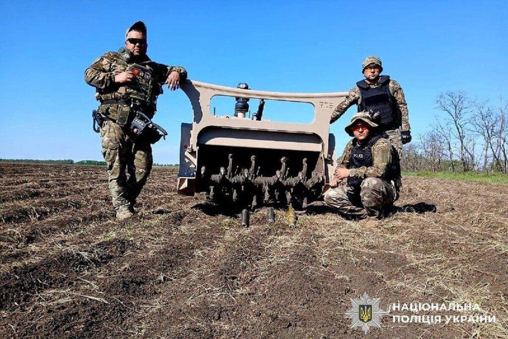 Вінницькі вибухотехніки допомагають розміновувати поля Херсонщини