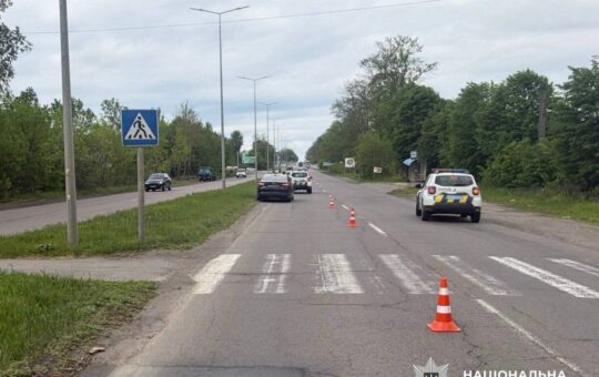 Аварії на Вінниччині: автівка збила 18-річного юнака, а підліток на мопеді травмував дівчинку