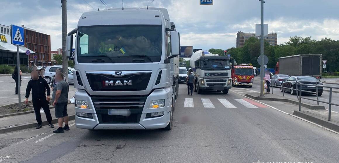 На Хмельницькому шосе у Вінниці вантажівка збила пенсіонерку на пішохідному переході