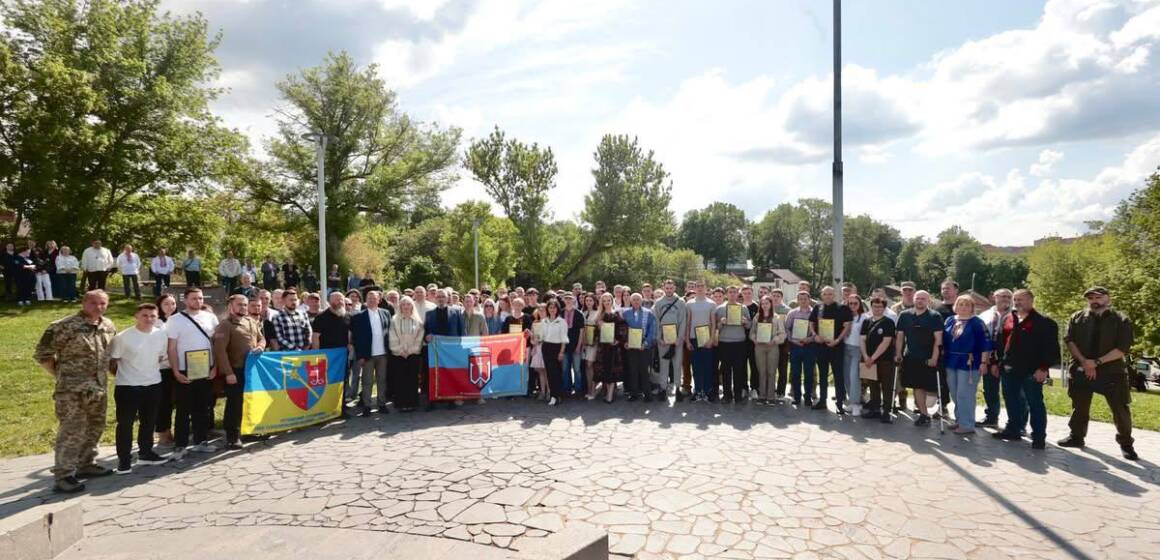 5224538892378249013 На Замковій горі у Вінниці випускникам курсу нацспротиву вручили сертифікати