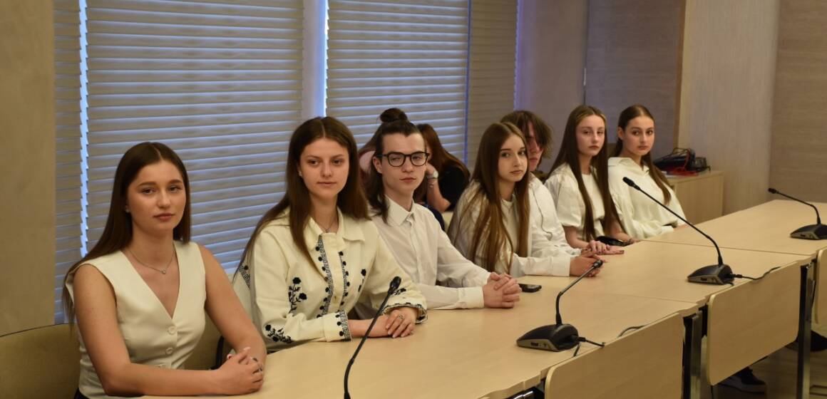 5238186606227824239 (1) Організовували всеукраїнські форуми та допомагали пораненим воїнам: у Вінниці нагородили лідерів учнівського самоврядування