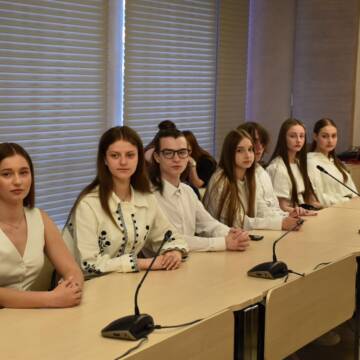 Організовували всеукраїнські форуми та допомагали пораненим воїнам: у Вінниці нагородили лідерів учнівського самоврядування
