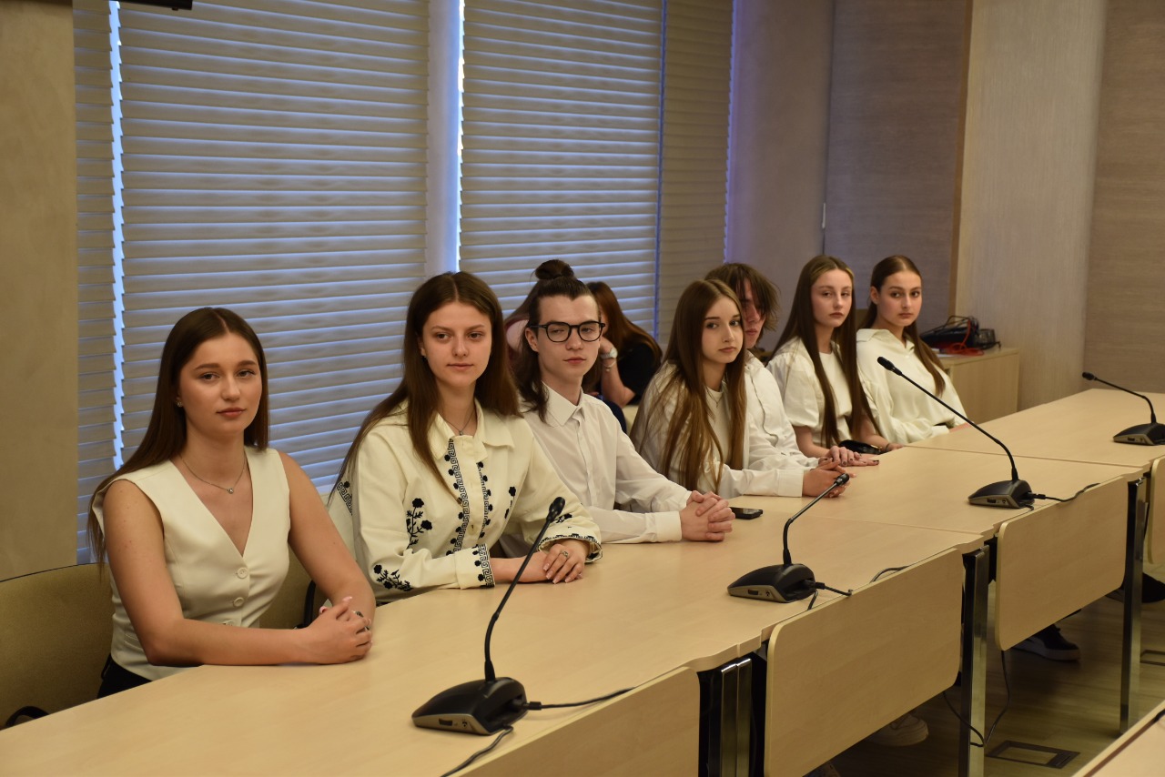 Організовували всеукраїнські форуми та допомагали пораненим воїнам: у Вінниці нагородили лідерів учнівського самоврядування