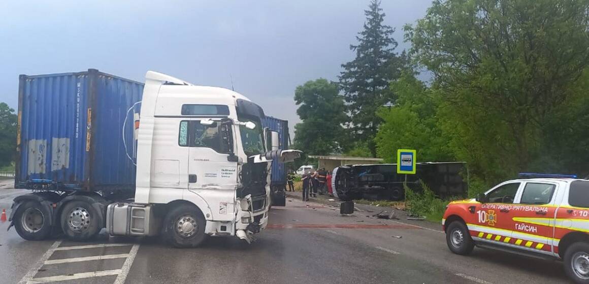 5240216377707142487 Масштабна ДТП на Гайсинщині: зіткнулися вантажівка та автобус, восьмеро поранених