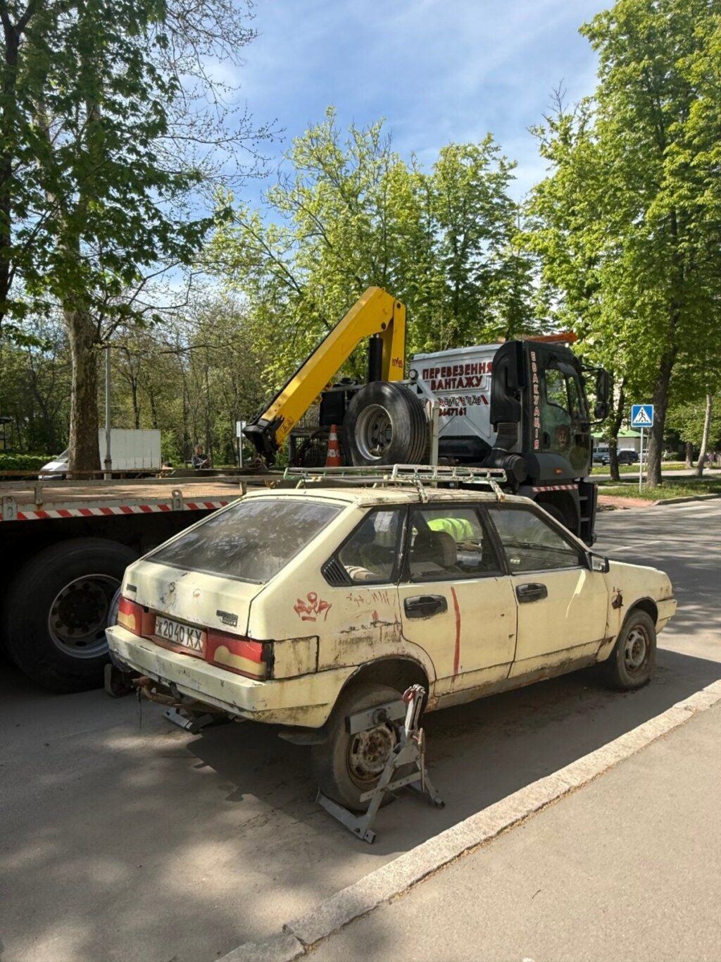 Із проспекту Космонавтів евакуювали занедбану автівку