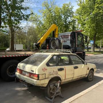 Із проспекту Космонавтів евакуювали занедбану автівку