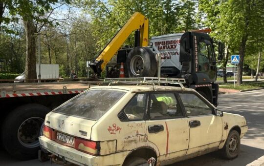 Із проспекту Космонавтів евакуювали занедбану автівку
