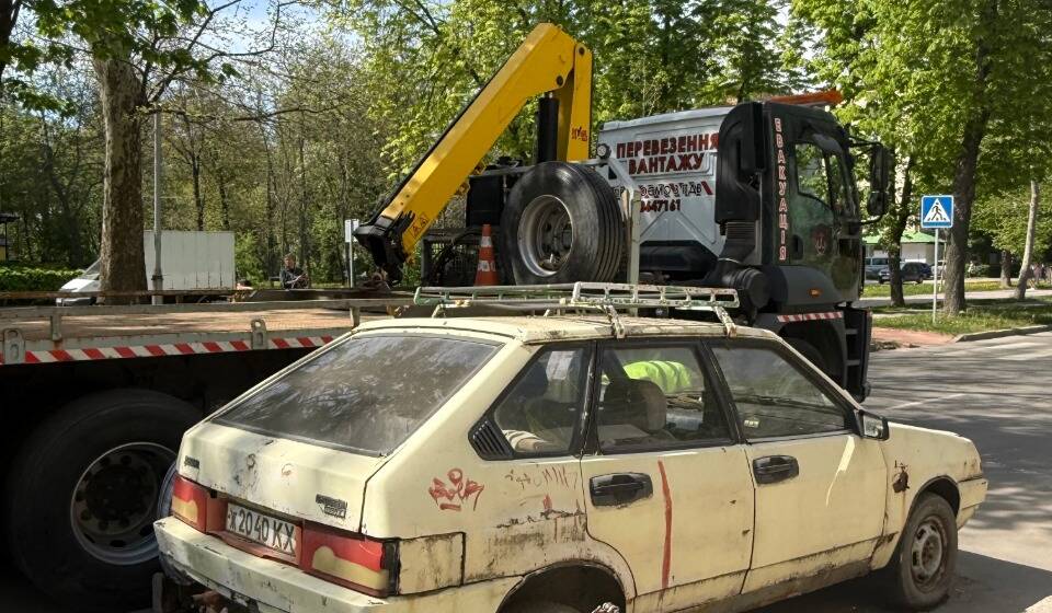 Із проспекту Космонавтів евакуювали занедбану автівку