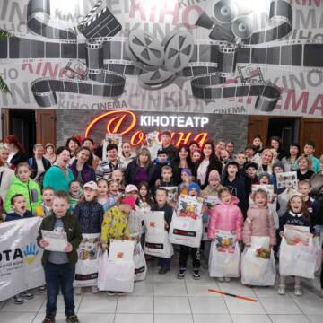 Кіно, обійми та дитячі усмішки: у Вінниці влаштували свято для матусь до Дня матер