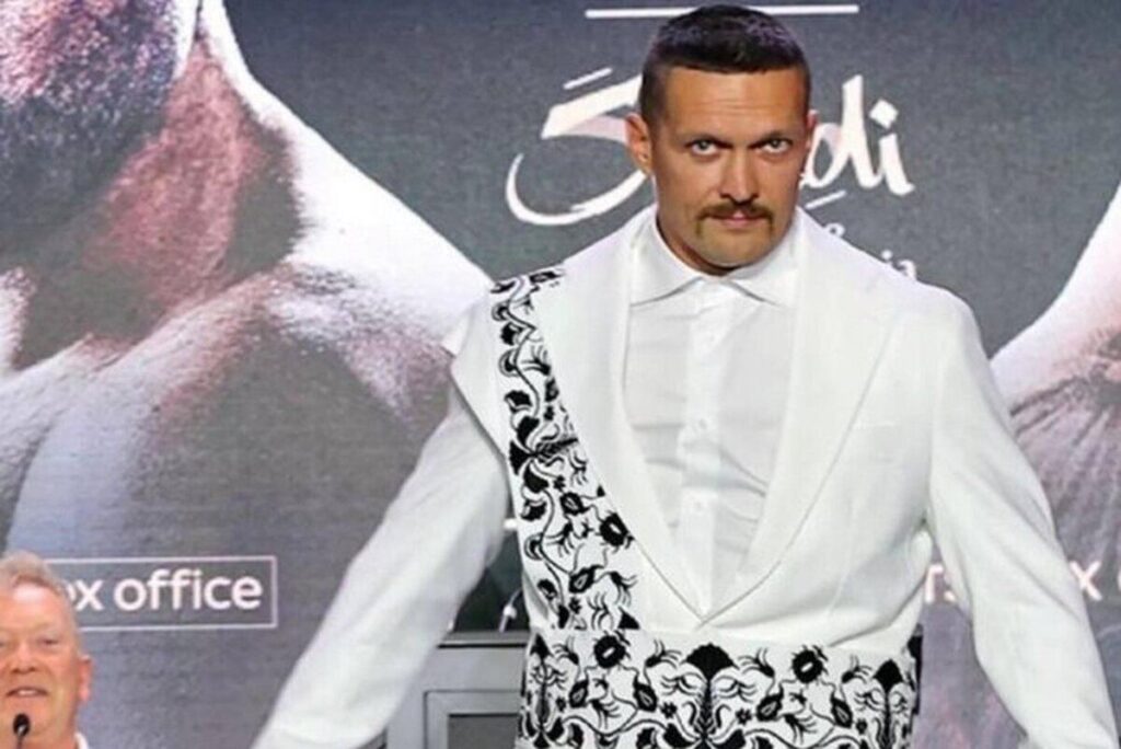 «Барабан» біля пірамід: Олександр Усик вийшов на пресконференцію перед боєм з Верховеном під хіт Пивоварова