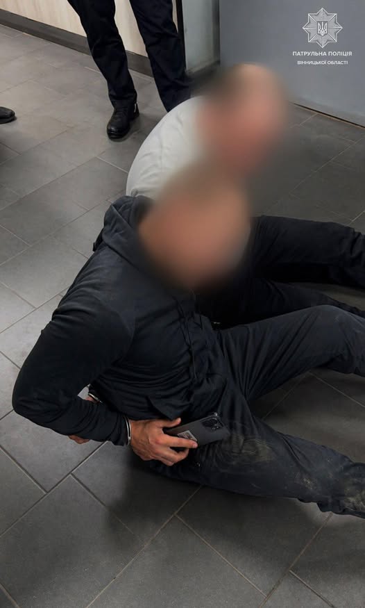 У Вінниці нетверезі чоловіки влаштували хуліганство в під’їзді