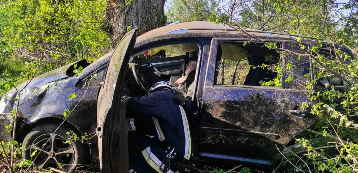 На Вінниччині надзвичайники визволили травмованого водія з розбитої автівки