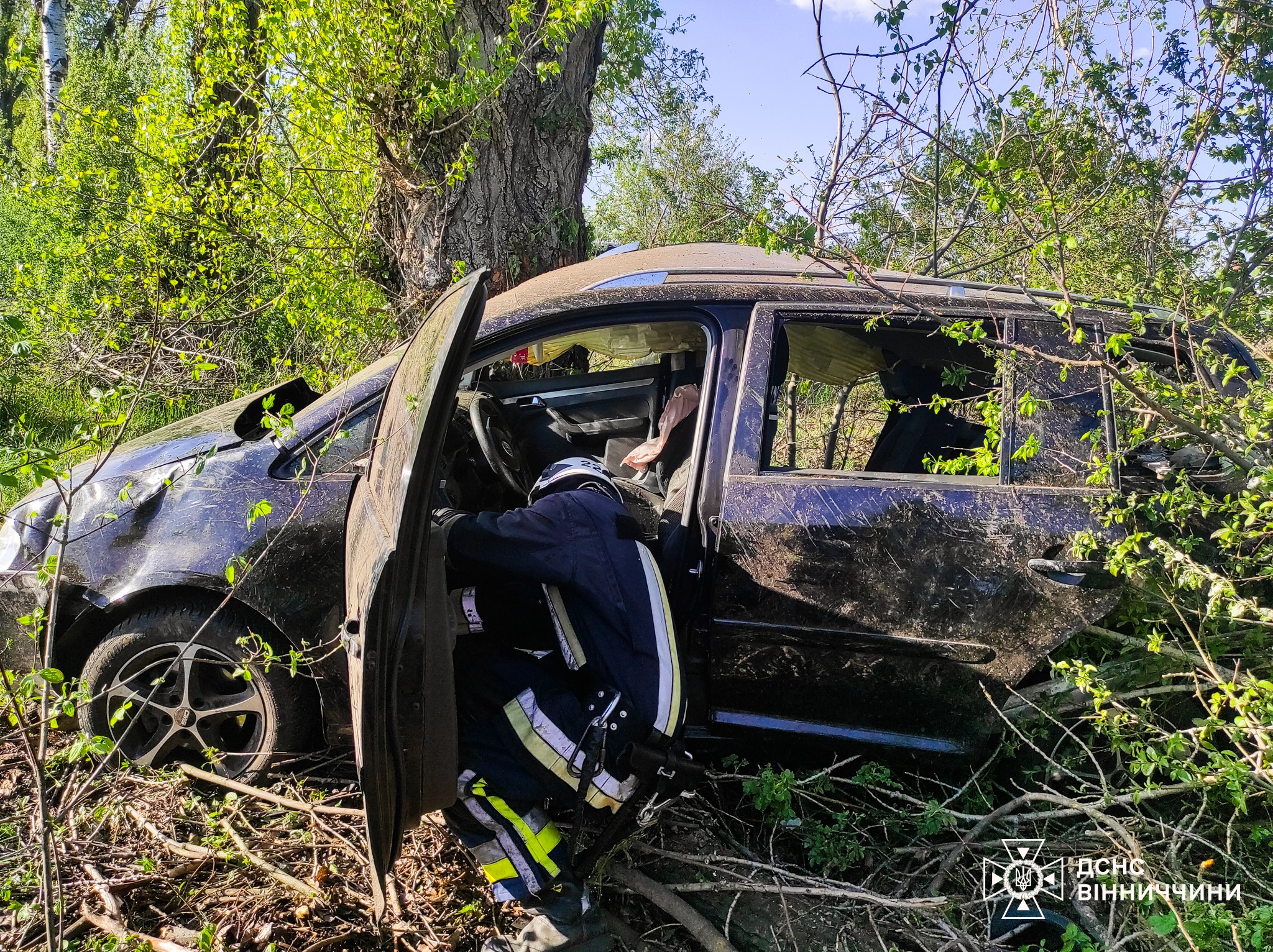 На Вінниччині надзвичайники визволили травмованого водія з розбитої автівки