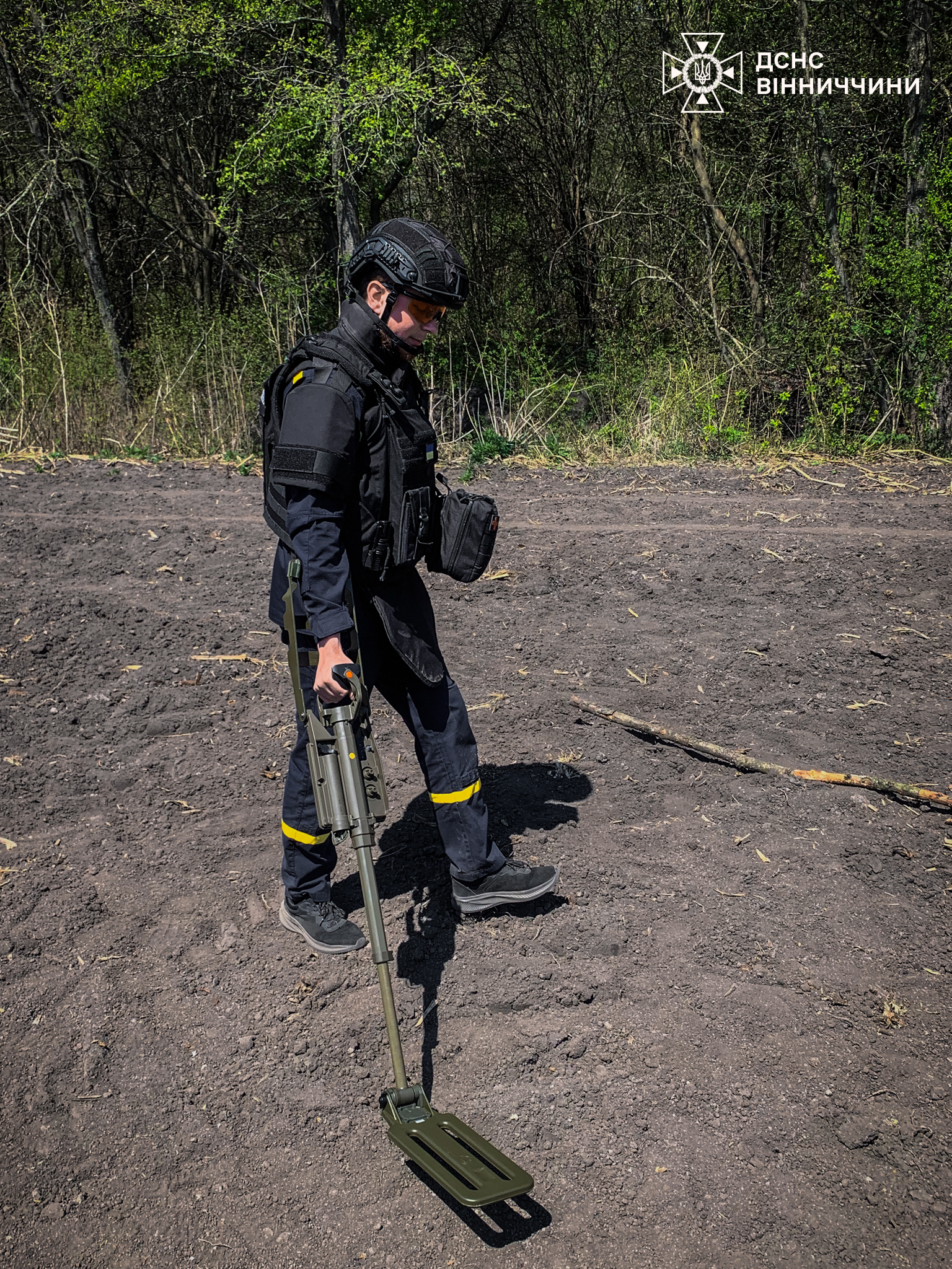 Небезпечне «відлуння війни» в полі: на Немирівщині фермер виявив артснаряд