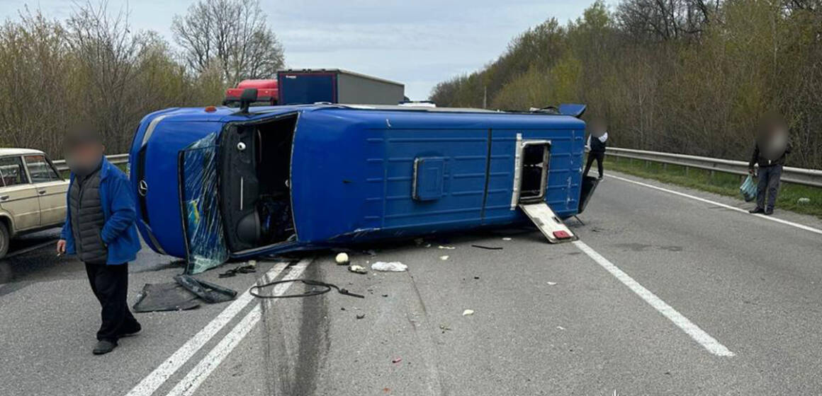 Автобус із пасажирами потрапив у ДТП на Вінниччині: є постраждалі