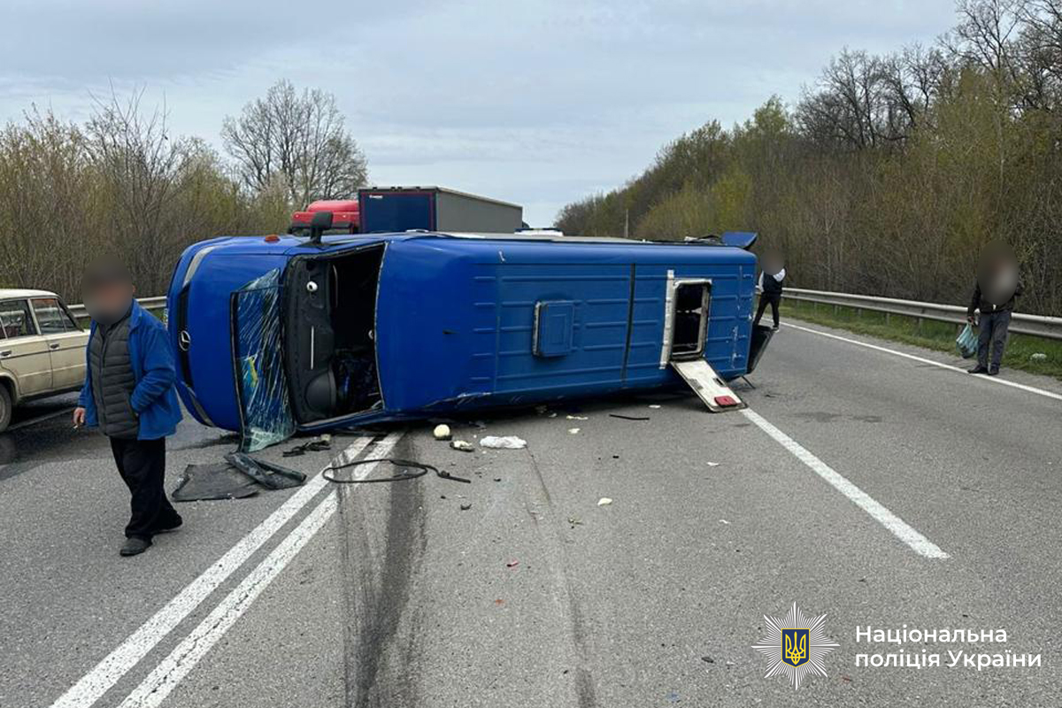 Автобус із пасажирами потрапив у ДТП на Вінниччині: є постраждалі