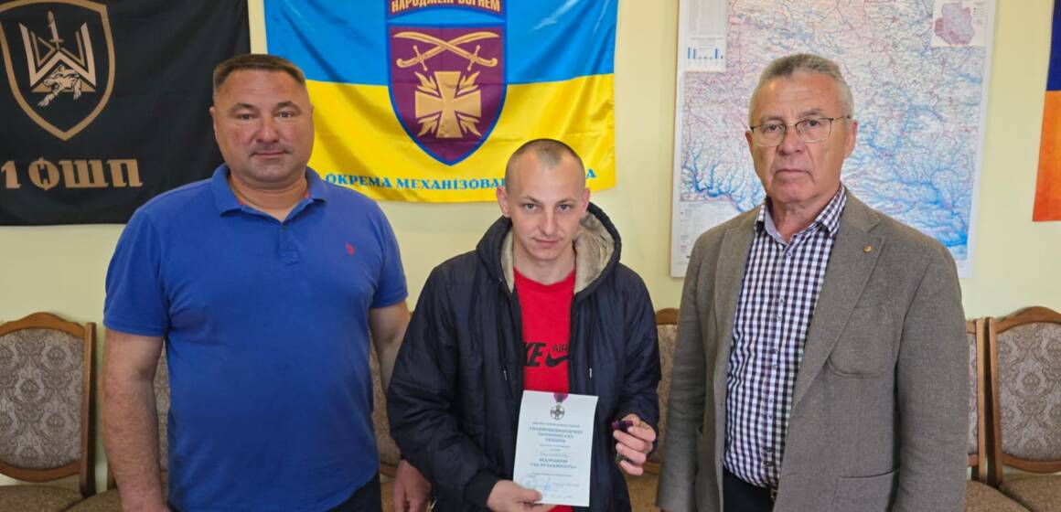 «За незламність»: у Тульчині вручили високу нагороду добровольцю, який витримав понад 16 місяців полону