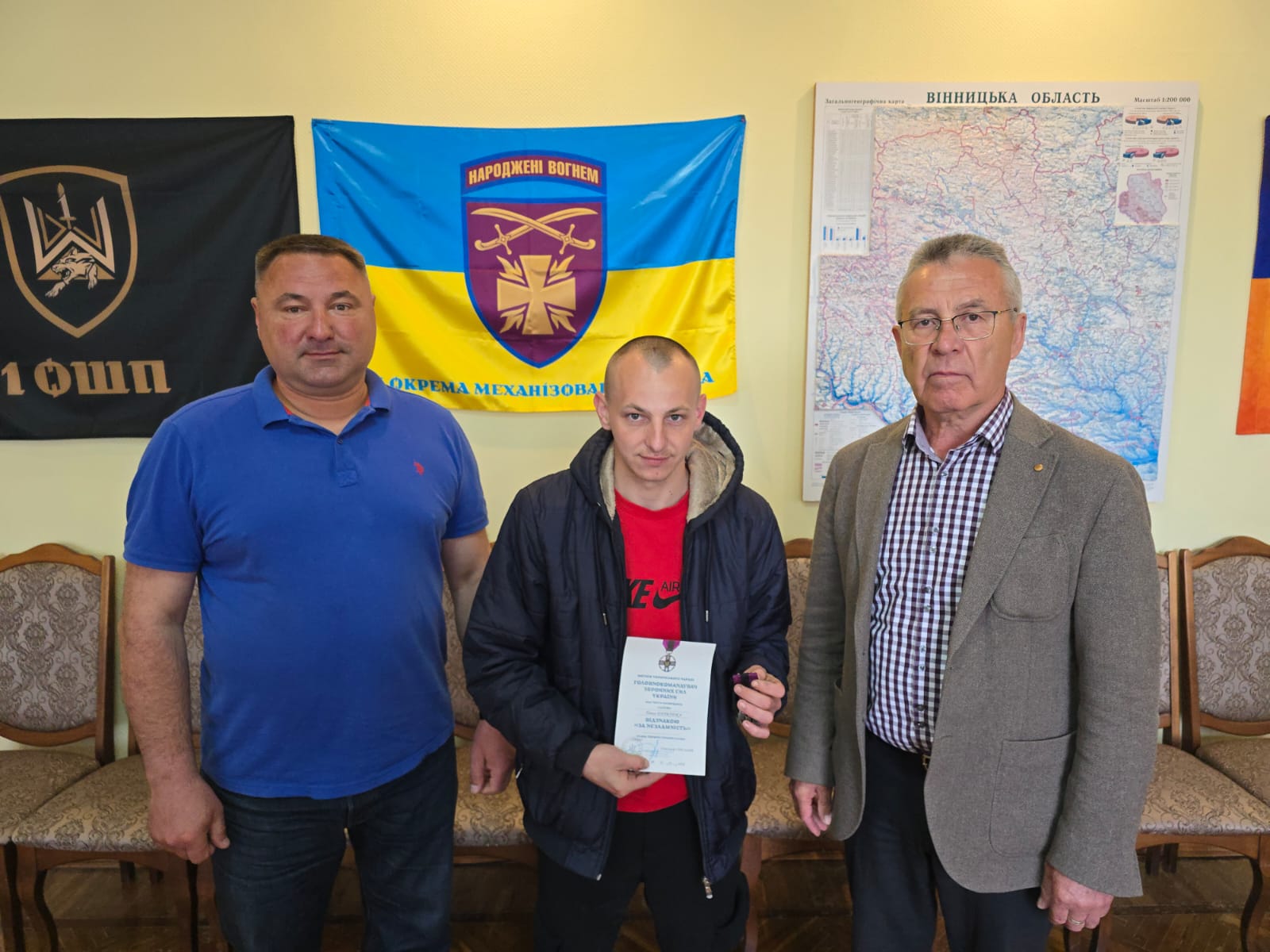 «За незламність»: у Тульчині вручили високу нагороду добровольцю, який витримав понад 16 місяців полону
