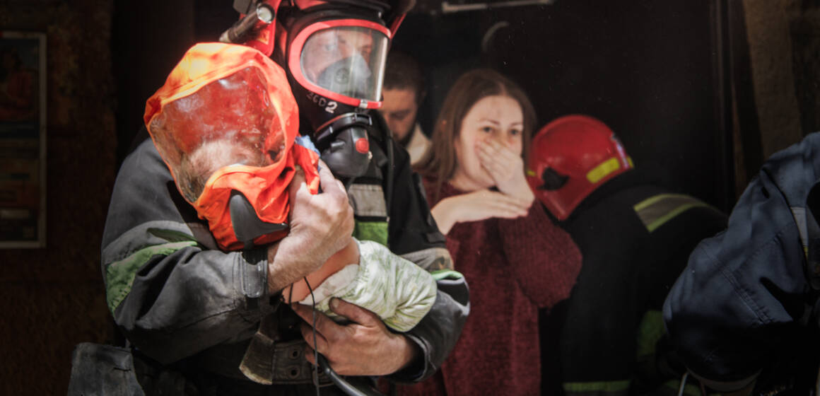 У Вінниці вогнеборці вивели з палаючого будинку немовля з мамою та літню жінку